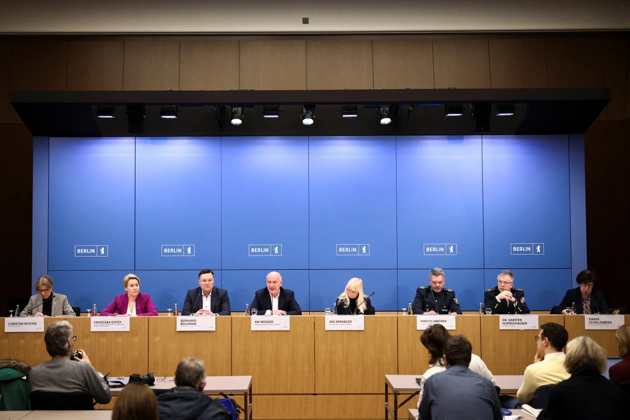 Governing Mayor Wegner (center) is criticized after the attack. His Senator for Economic Affairs Giffey (second from left) appeared more active.