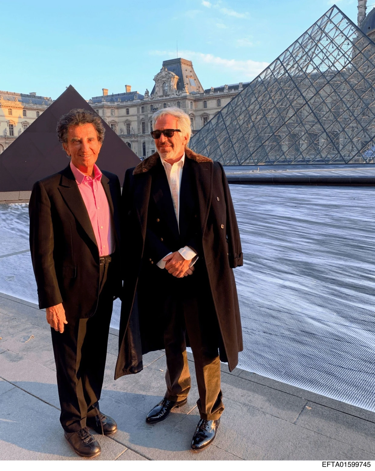 Aus den Epstein-Dokumenten: undatierte Aufnahme des Sexualstraftäters mit Jack Lang vor dem Louvre in Paris