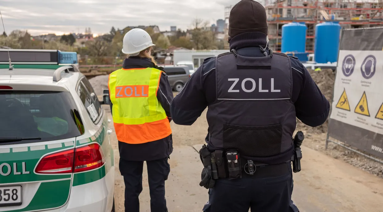 Zollbeamte der Finanzkontrolle Schwarzarbeit kontrollieren die Arbeitnehmer einer Baustelle in Frankfurt.