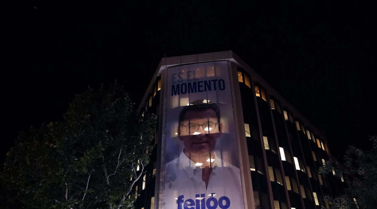 Ein Banner an der Parteizentrale der PP zeigt deren Vorsitzenden Alberto Núñez Feijóo am Sonntagabend in Madrid