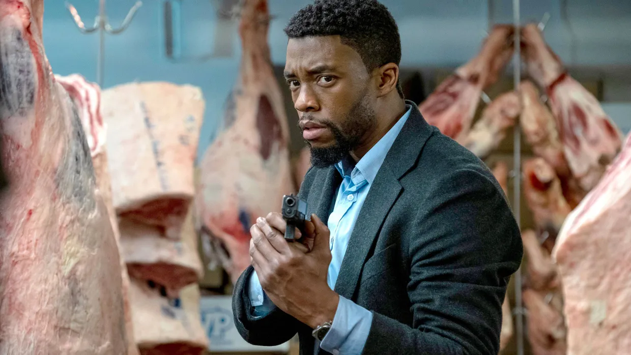 Ich will sofort ein besseres Drehbuch, sonst werde ich rabiat! Chadwick Boseman kommt leider zu spät, um diesen Film noch zu retten.