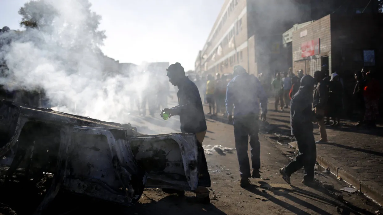 Bei Unruhen im südafrikanischen Johannesburg wurden Autos und Gebäude angegriffen und in Brand gesetzt.
