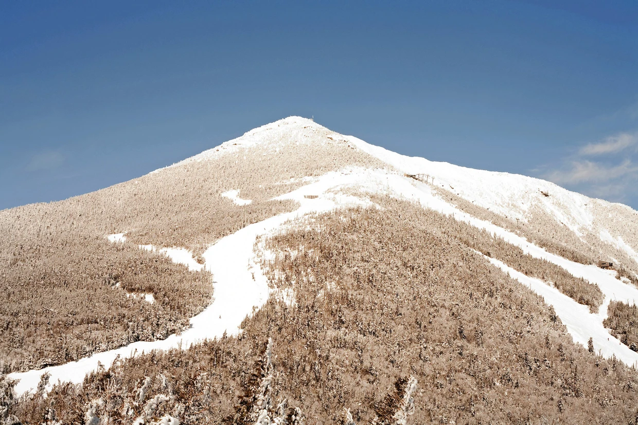 Raue Natur: Die Pisten sind nur schmale Schneisen im Berg.