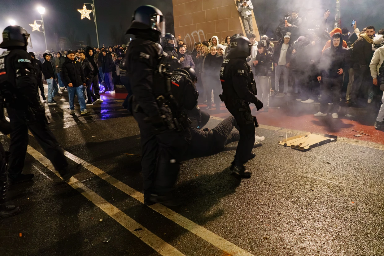 Personen, die Pyrotechnik in der Menge explodieren ließen oder Raketen auf Menschen schossen, wurden aus der Gruppe der Feiernden herausgezogen - wie dieser Mann.