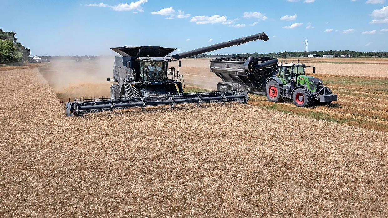 Langer Atem: Der Traktor allein wird niemals müde. Nur tanken, das müsste er wohl ab und zu.