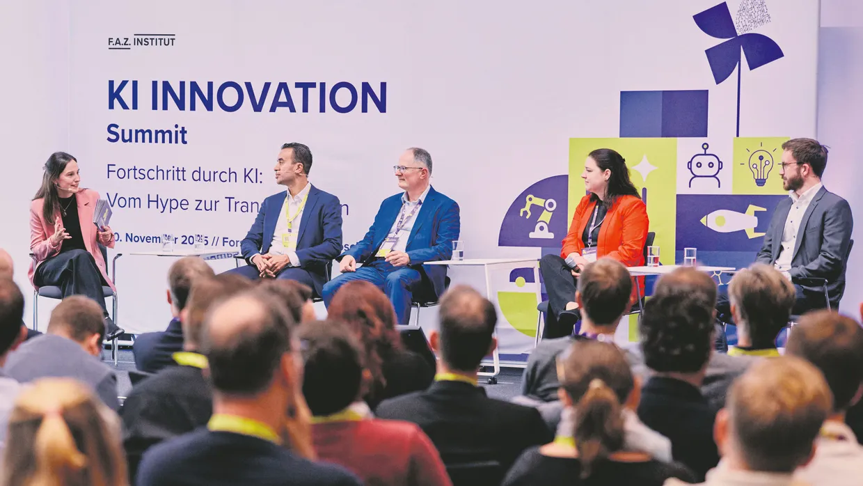 Panel Green AI: Moderatorin Sarah Huemer, Jerome Evans, Ewald Munz, Alexandra Geiger und Christopher Helm (v. l. n. r.) über KI als Hebel für Nachhaltigkeit.