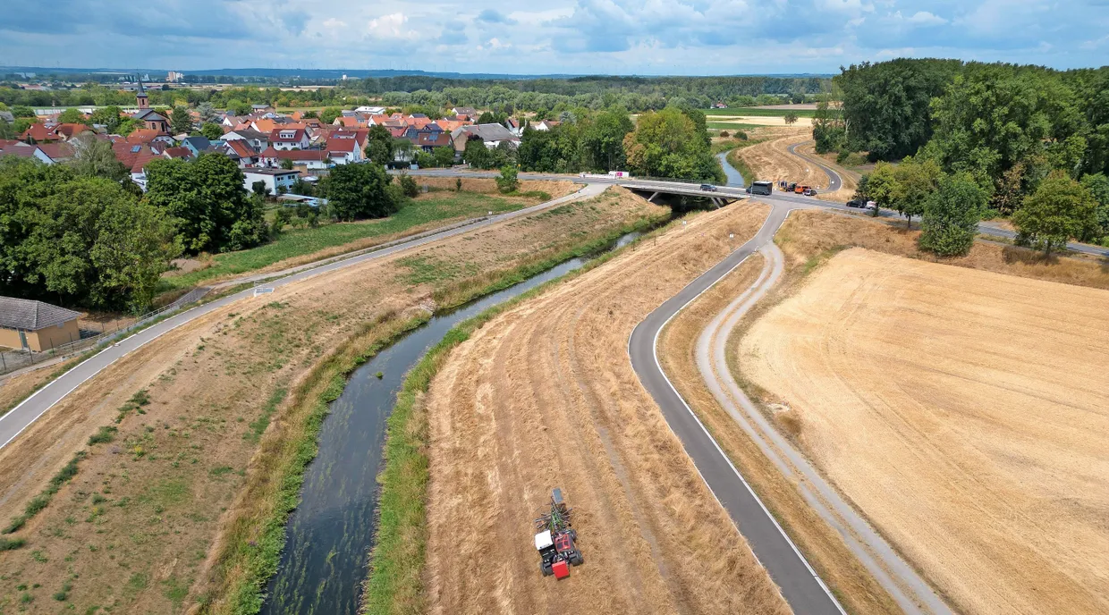 Braun statt Grün: Das Gras des Wattenheimer Deiches ist wegen der Hitze im Juli vollkommen vertrocknet.