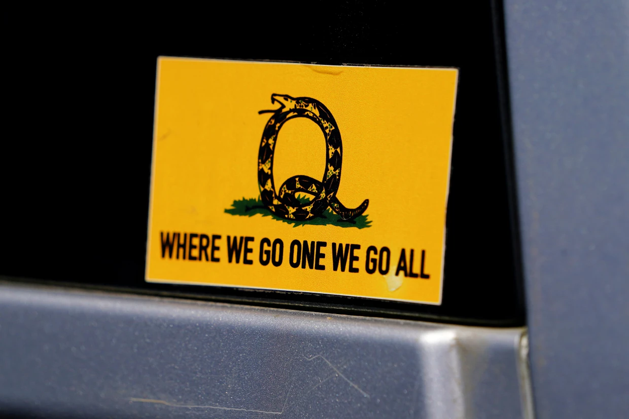 Ein Sticker mit dem QAnon-Slogan an einem amerikanischen Wagen, 2020
