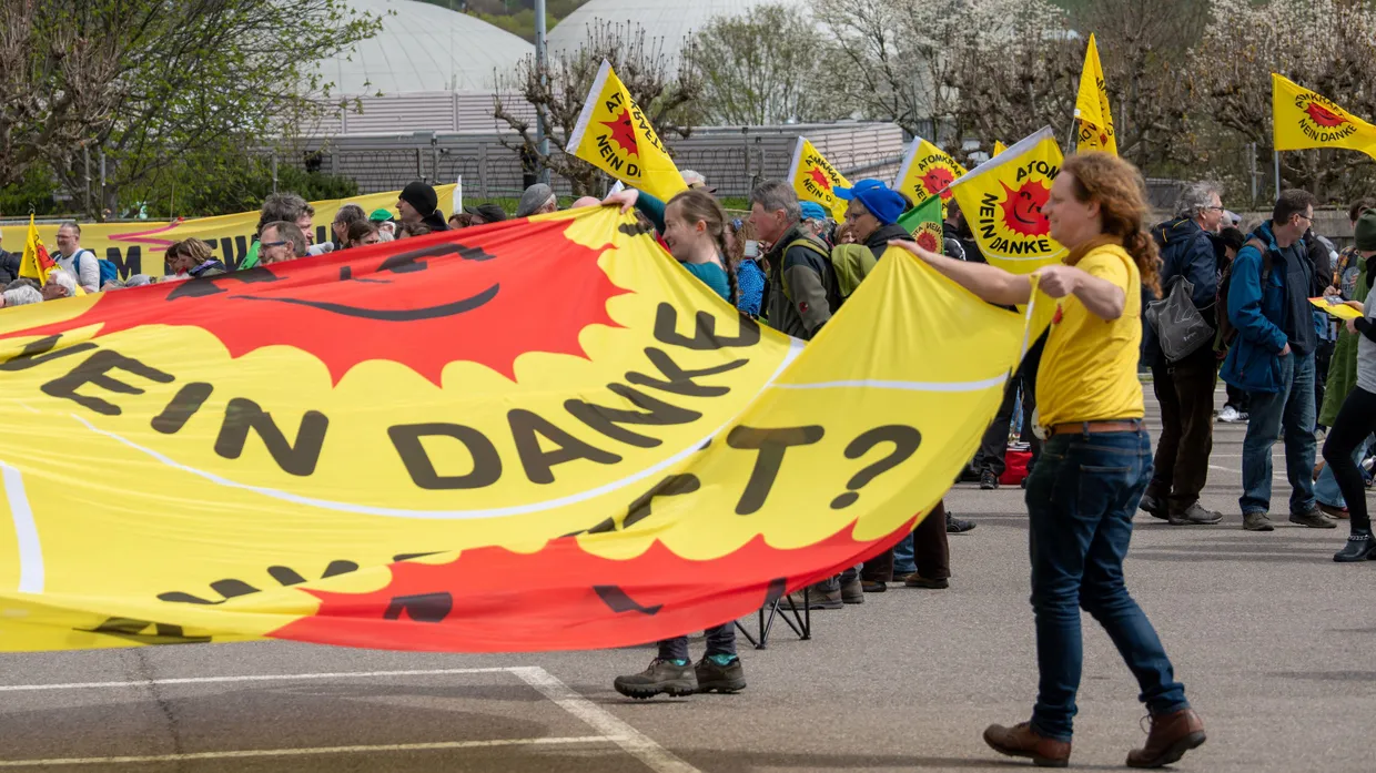 Aktivisten feiern am 15. April 2023 vor dem Kernkraftwerk in Neckarwestheim ein „Abschaltfest“.