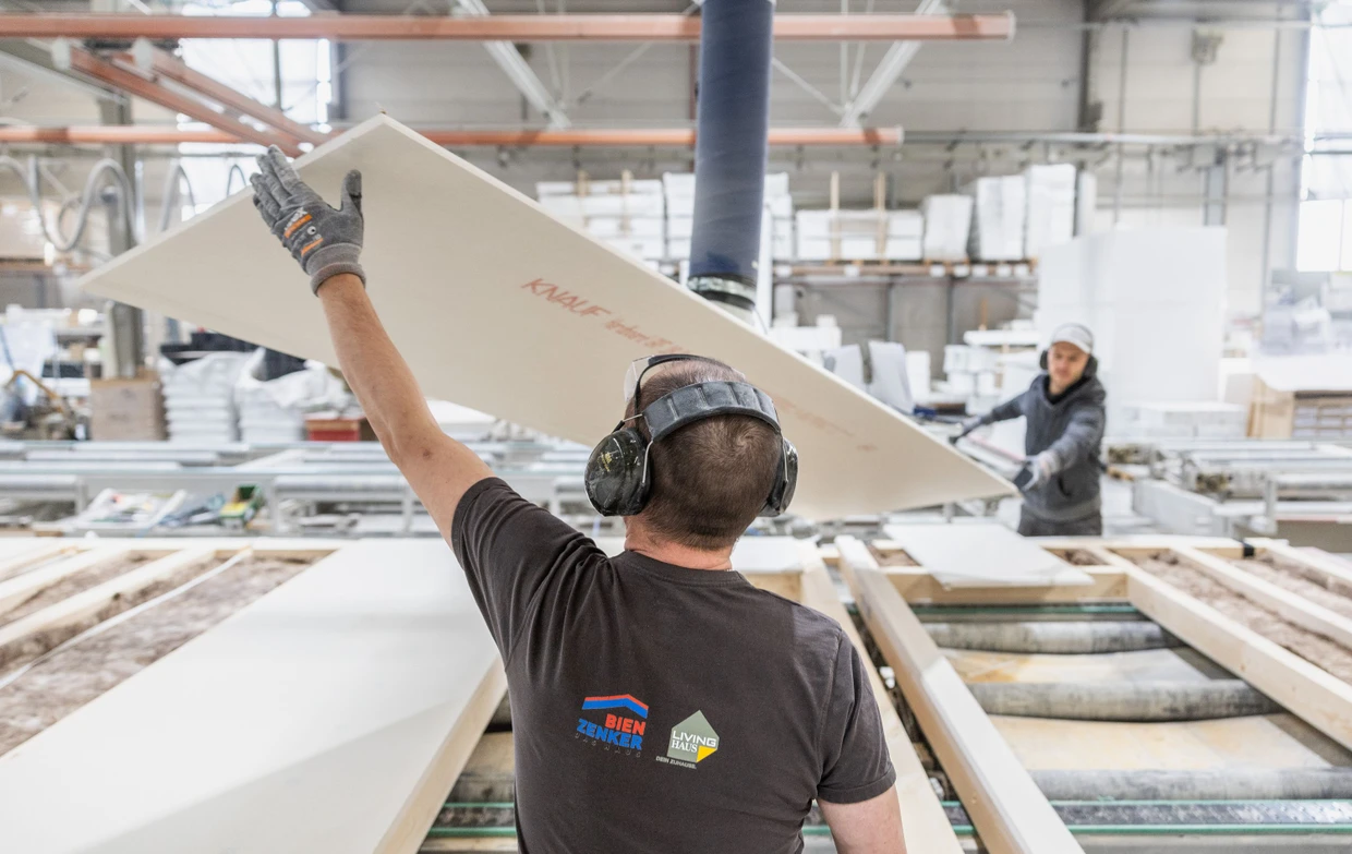 Am Fließband: Auch Menschen greifen noch ein.