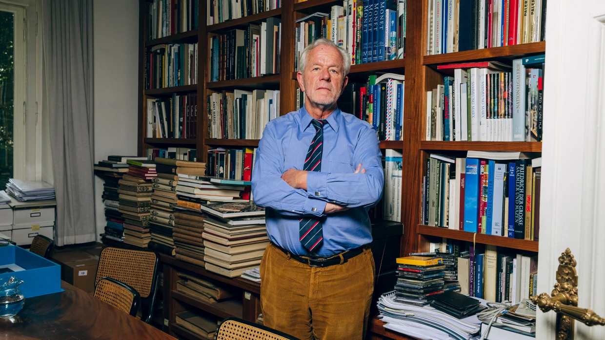 Der Architekt Hans Kollhoff in seiner Bibliothek in Berlin. Er betreibt neben dem Berliner Büro auch Ateliers in der Schweiz, Italien und den Niederlanden.