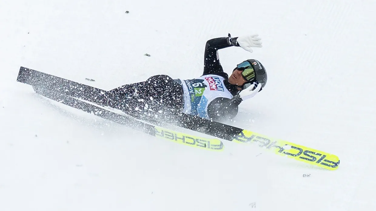 Alessandro Pittin stürzte beim Aufsprung im weichen Schnee.