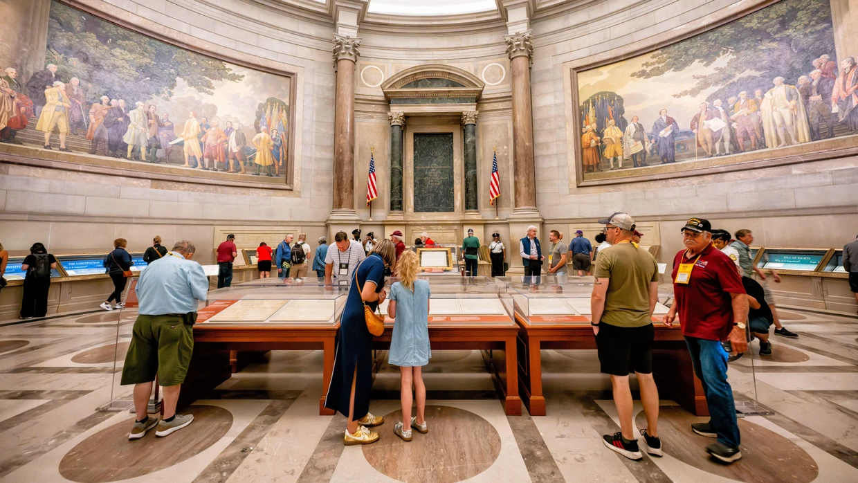 Blick in eine Ausstellung  in der Rotunde der National Archives in Washington, die das originale Verfassungsdokument samt allen 27 Ergänzungen und der Ratifizierungsresolution versammelte