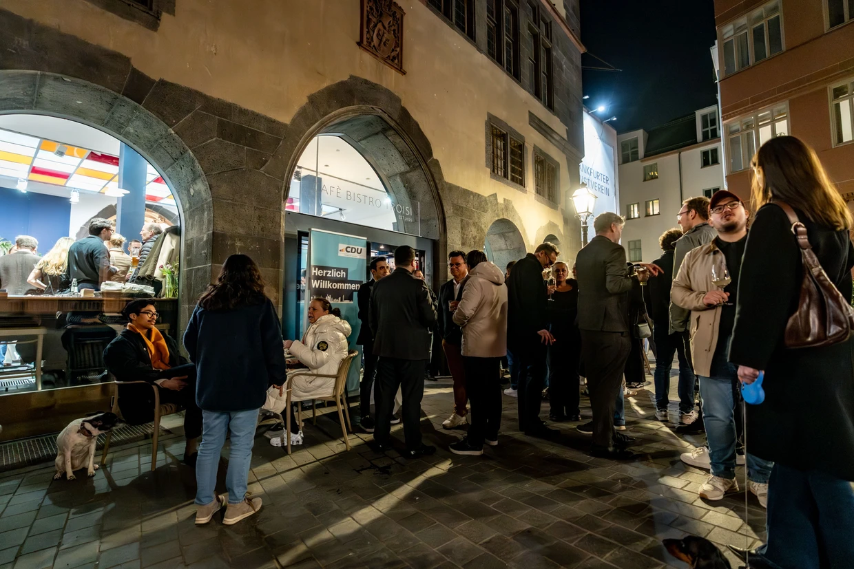 Partystimmung gegenüber vom Römer: Die CDU feierte ihre Wahlparty im Cafe des Kunstvereins.