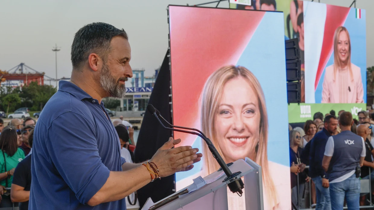 Die italienische Ministerpräsidentin Giorgia Meloni live zugeschaltet im spanischen Wahlkampf bei der Partei Vox, links Parteichef Santiago Abascal