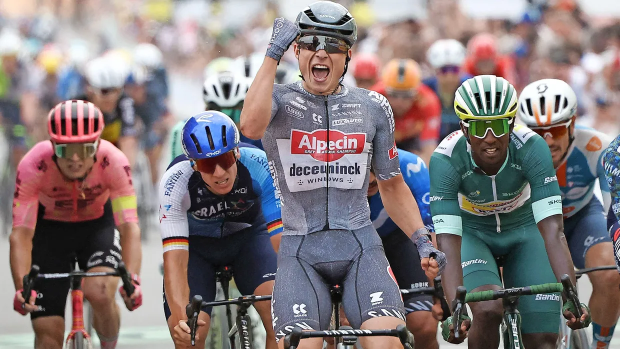 Der Sieger hieß zwar Jasper Philipsen (M): Doch Pascal Ackermann (links daneben) und John Degenkolb (ganz rechts) konnten sich immerhin über die Plätze drei und sieben freuen.