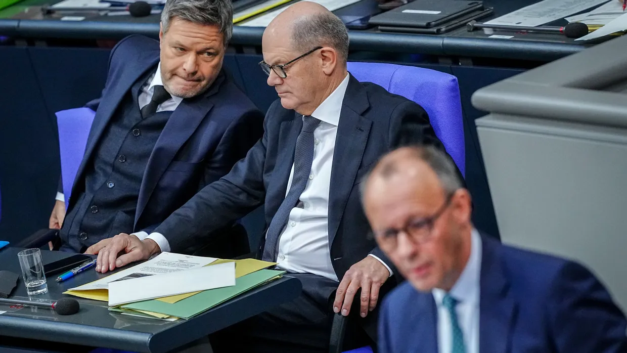 Mit vereinten Kräften? Bundeskanzler Olaf Scholz (SPD, M) und Robert Habeck (Bündnis 90/Die Grünen, l)