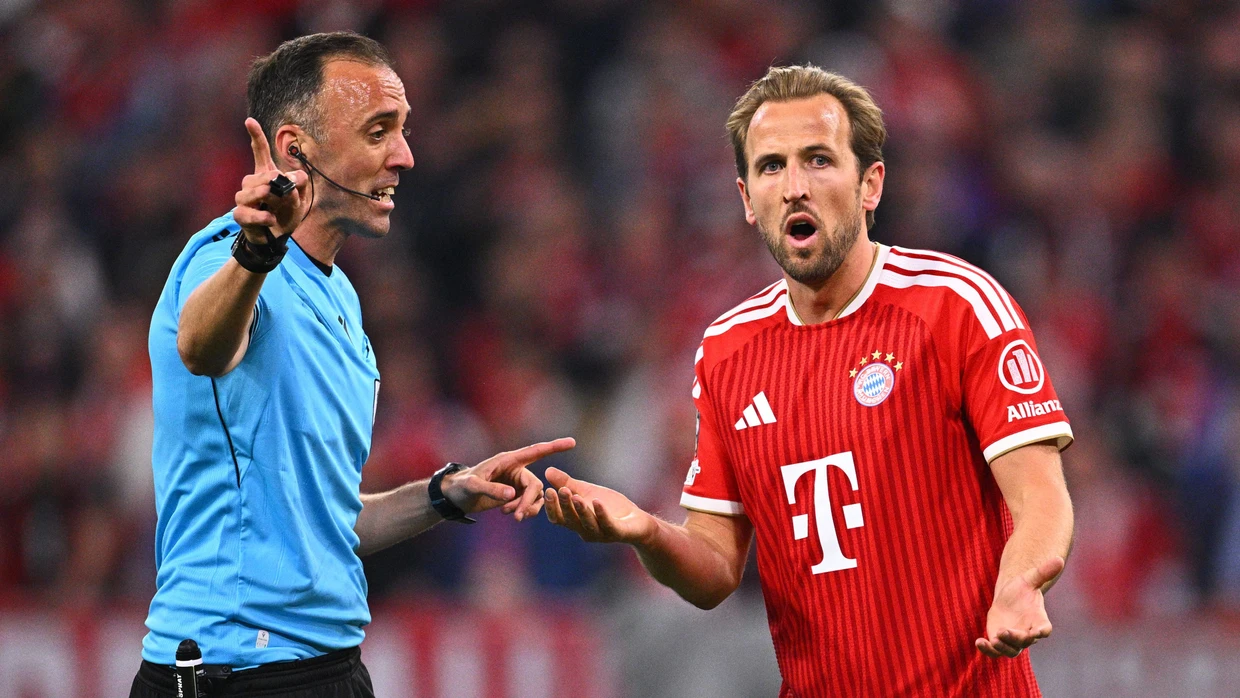 Nicht nur Harry Kane fragt nach: Schiedsrichter João Pinheiro (links) stand beim Rückspiel des FC Bayern gegen Paris im Mittelpunkt.