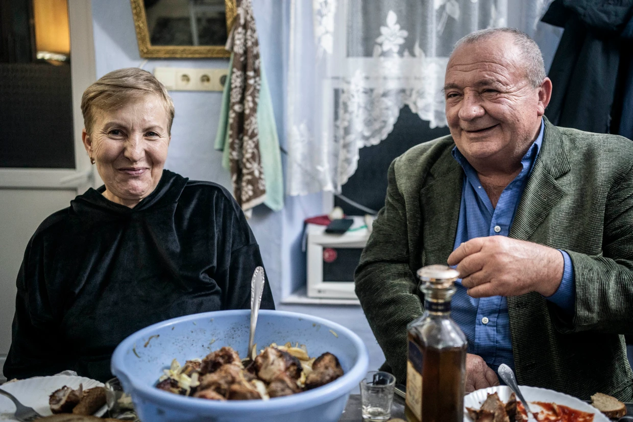 Marina und Iwan in der Küche: Wenn Gäste kommen, wird reichlich aufgetischt.