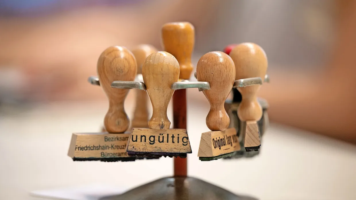 Analog: Stempel im Bezirksamt Friedrichshain