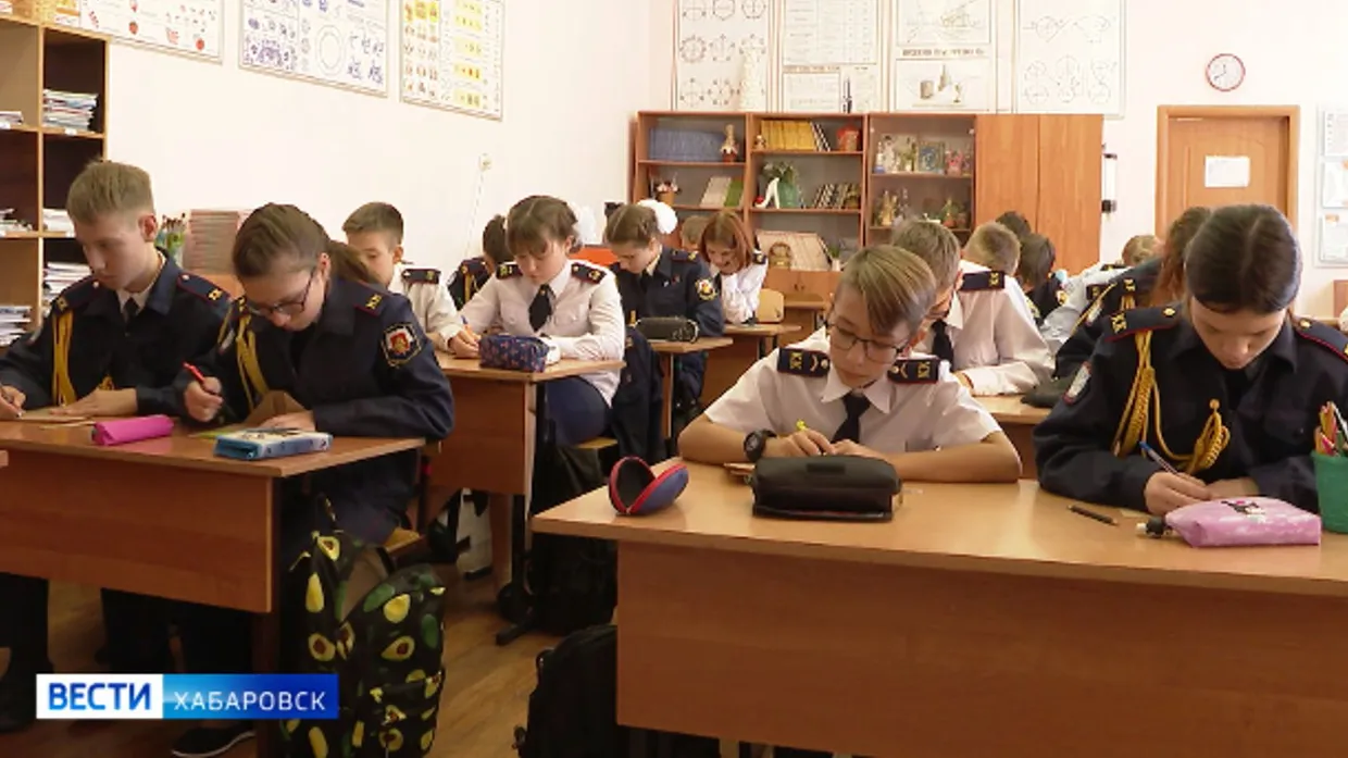 Cadet students in Chabarowsk write letters to Russian soldiers fighting in the Ukraine.