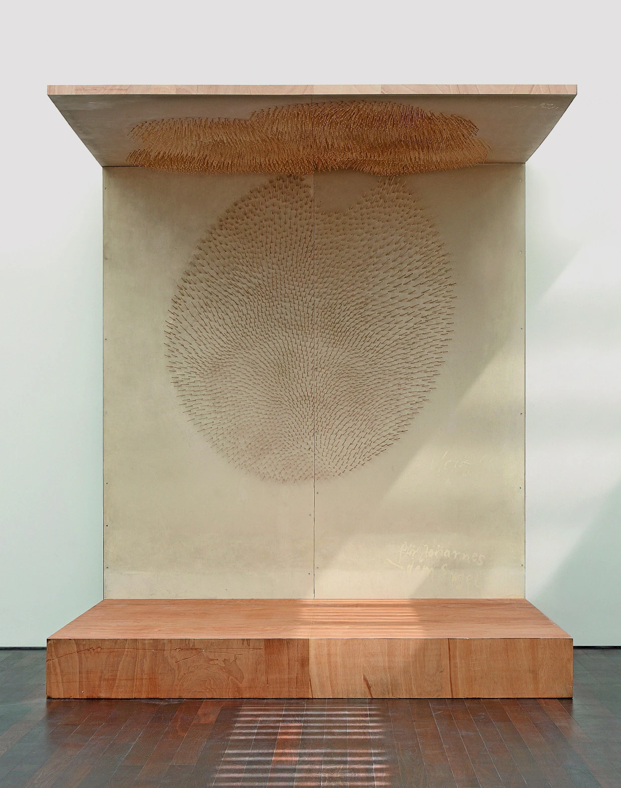 Ein Baldachin aus Nägeln und ein Geschenk zum Einzug: das „Bett zum Aufwachen“, das Uecker 1965 für Johannes Wasmuth baute.