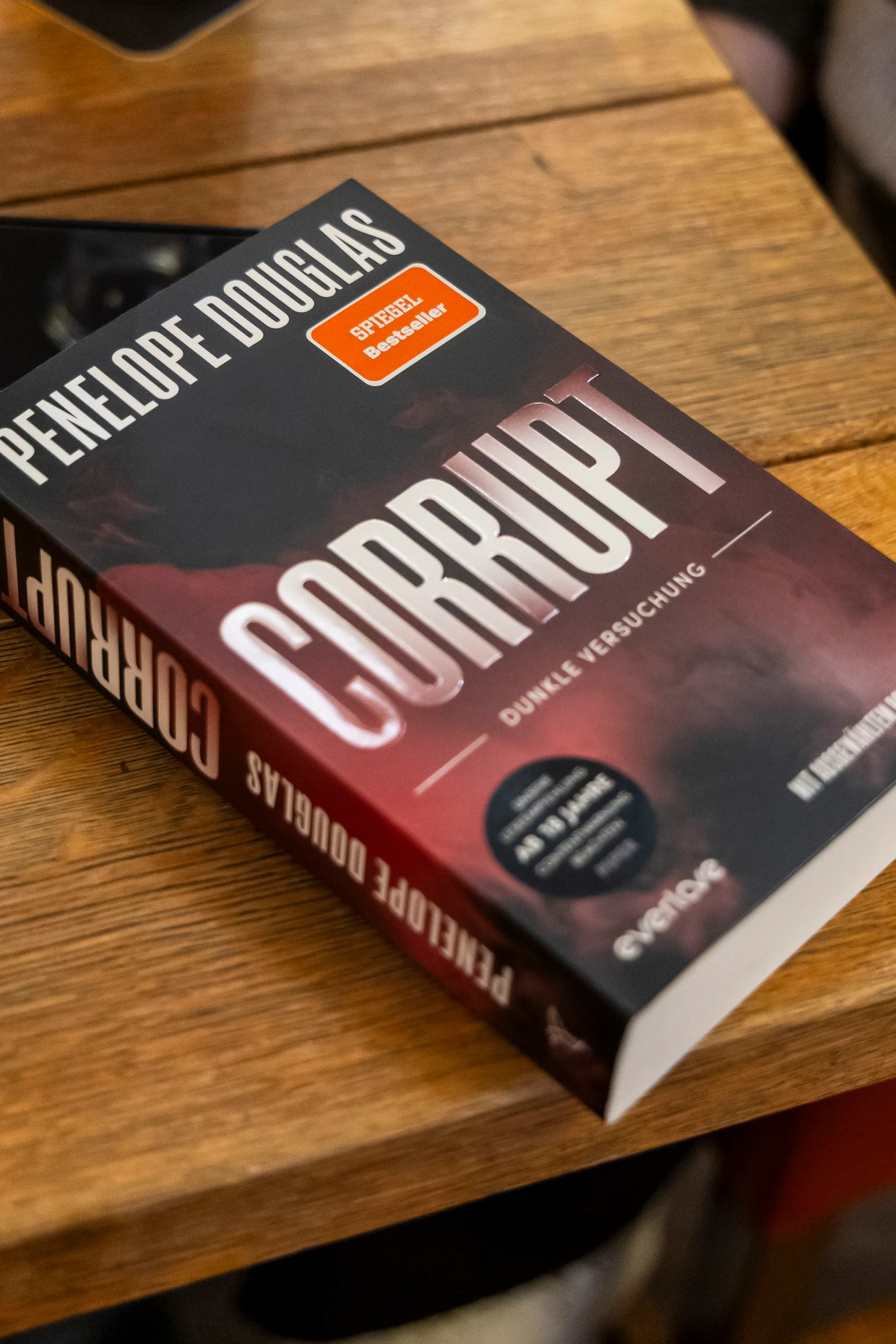 „Corrupt“ von Penelope Douglas ist alles andere als ein kitschiger Roman: Die Protagonistin Rika wird in eine Spirale aus Rache, Hass, und Verlangen gezogen.