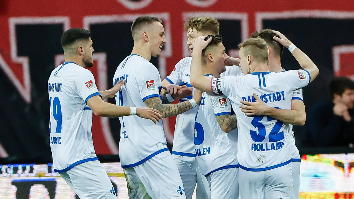 Darmstadt 98 jubelt über das 1:0 durch ein Nürnberger Eigentor.