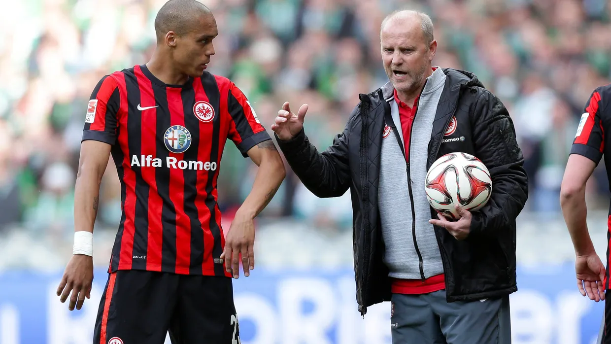Monolog: Eintracht-Trainer Schaaf spricht, Anderson hört zu. In Bremen war der Brasilianer noch am Ball. Jetzt wird auch er am Knie operiert.