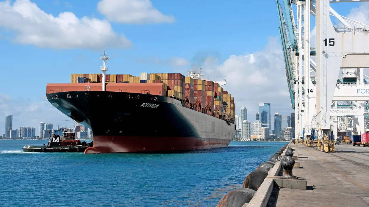Waren für Amerika: Das Containerschiff Rotterdam legt in Miami an.