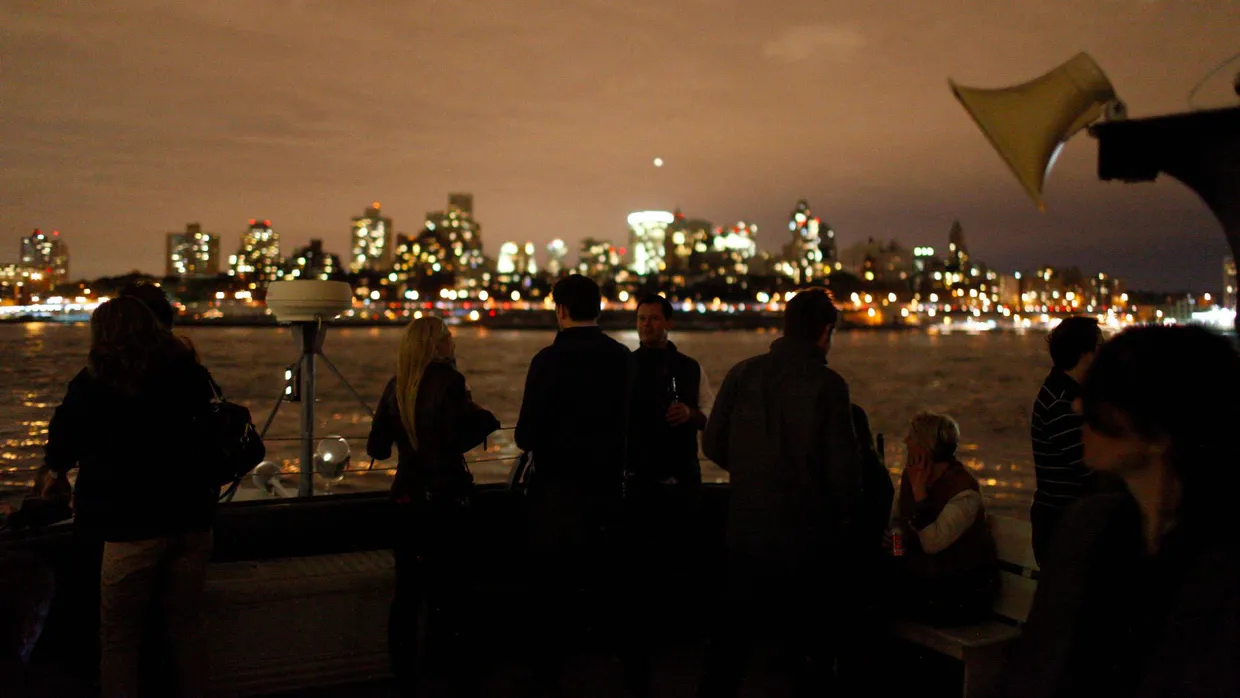 Bright lights, big city: Die New Yorker Skyline bringt die Passagiere des Restaurant-Boots „Revolution“ ins Träumen. Oder sind es die Drinks?