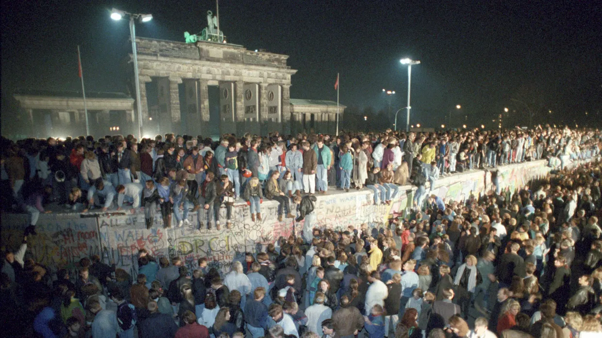 Auftakt zu einem Jahrzehnt der Leichtigkeit: Die Berliner Mauer vor dem Brandenburger Tor in der Nacht vom 9. auf den 10. November 1989