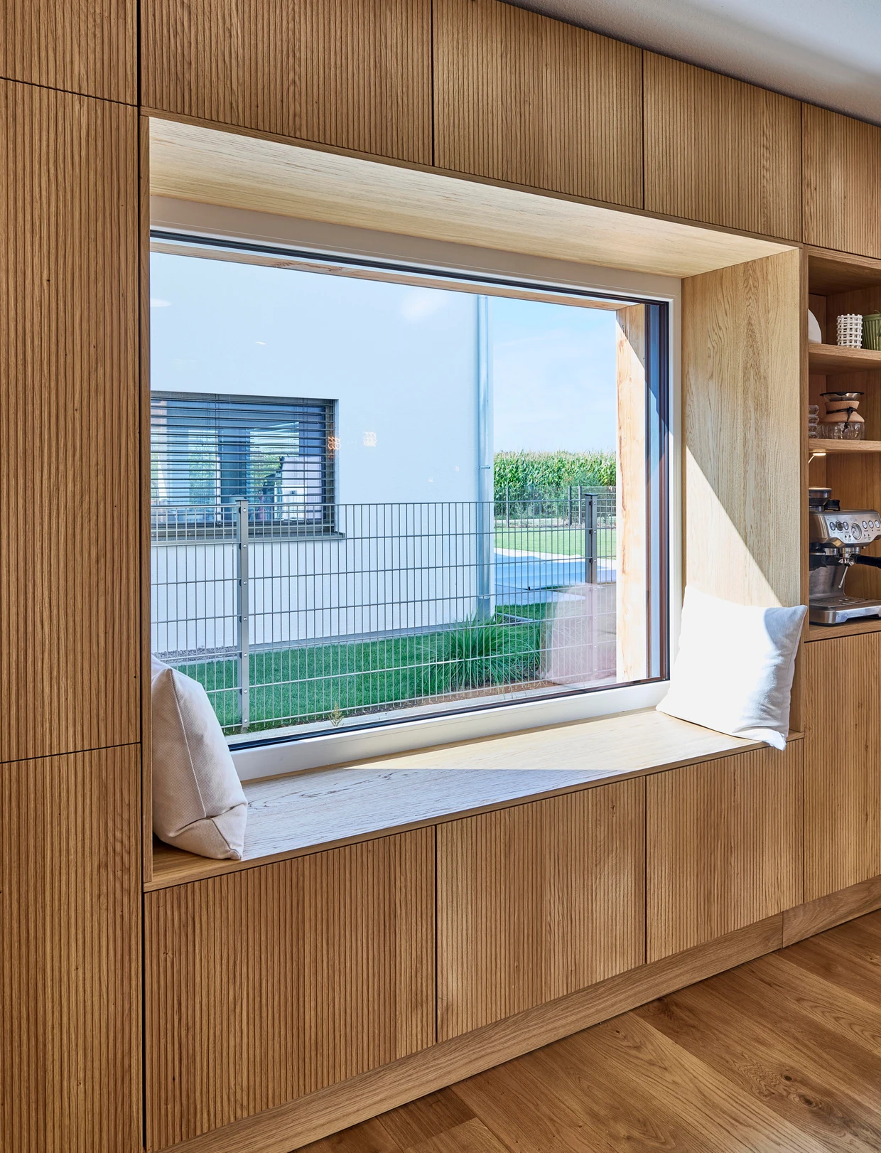 Lieblingsdetail: Ein Sitzfenster wollen viele Hauskäufer nicht missen. Es hat auch praktische Vorteile, wenn es wie in diesem Beispiel von Fertighaus Weiss Stauraum schafft.