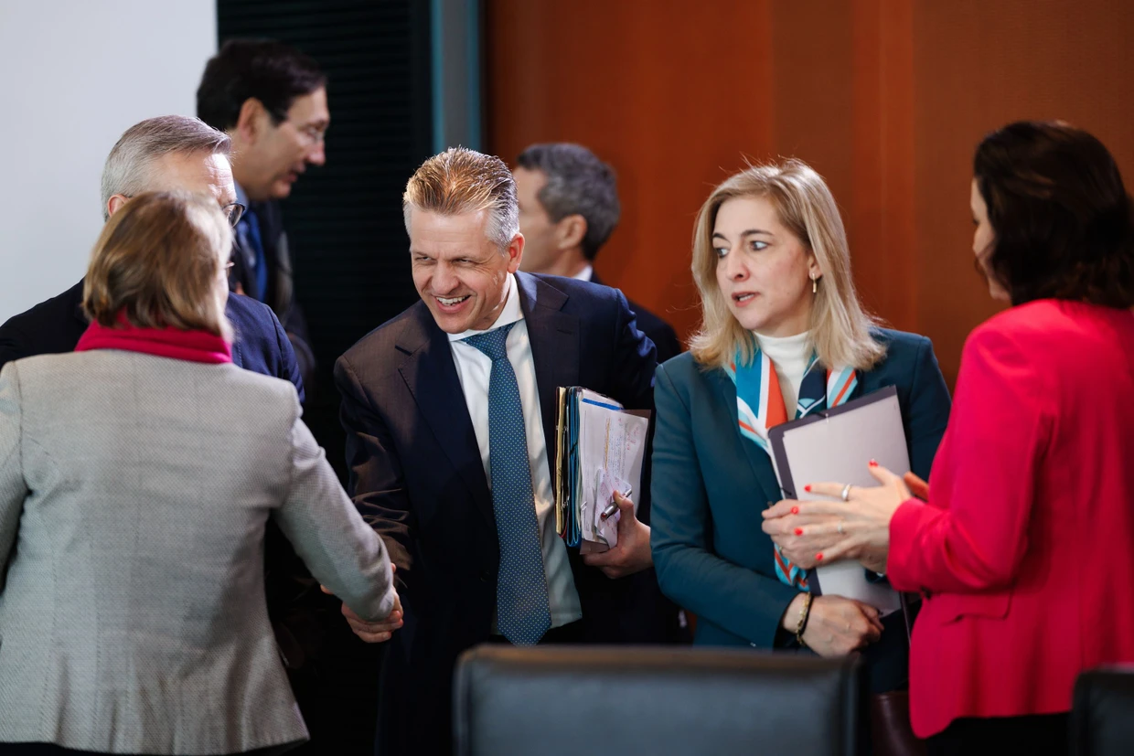 Frei im Kabinett, neben ihm: Gesundheitsministerin Warken und Forschungsministerin Dorothee Bär