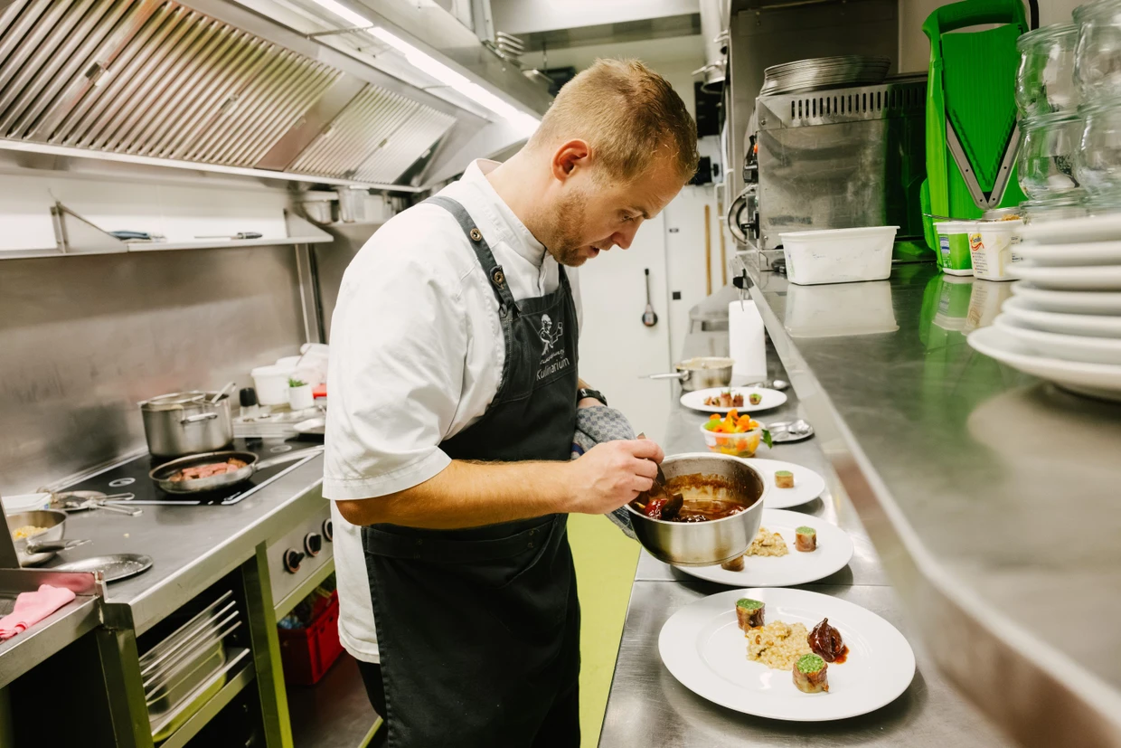 Lukas Rönninger in seiner Küche