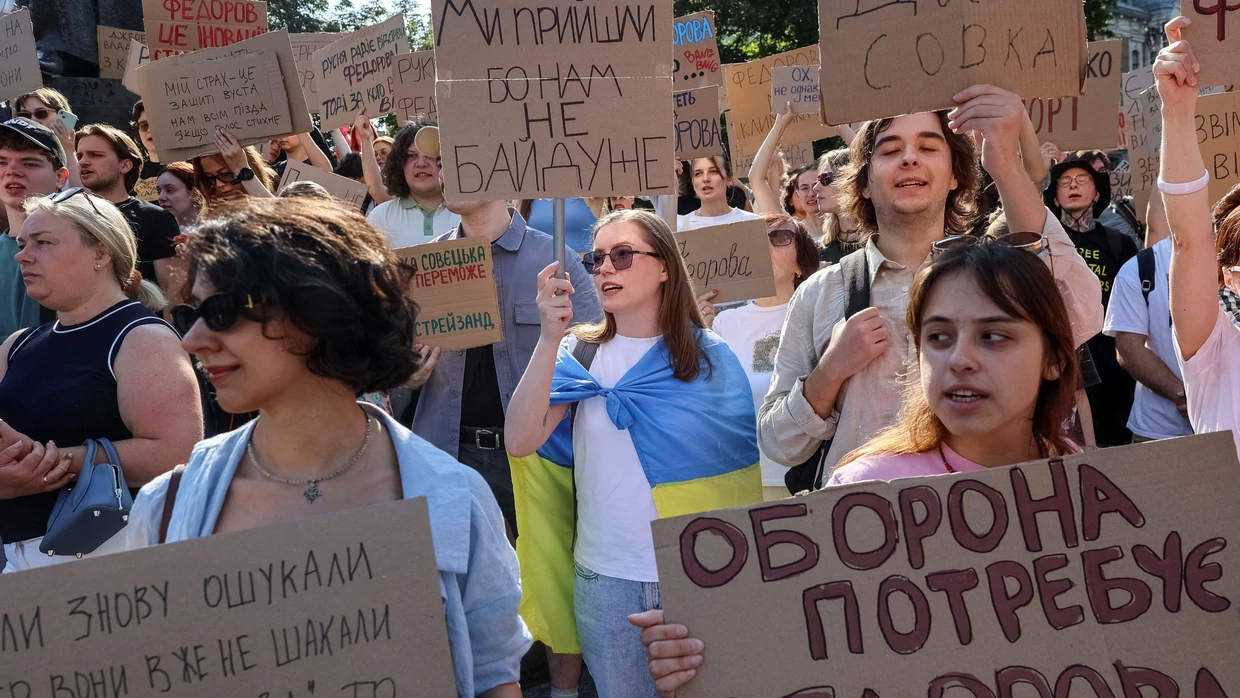 Mit Pappschildern gegen die Entscheidung des Präsidenten: Junge Demonstranten in Kiew am Donnerstagfrüh