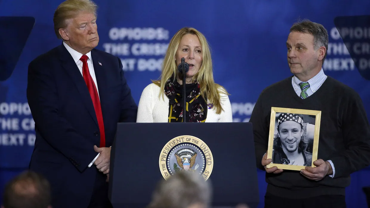 Präsident Trump hört den Eltern Jeanne und Jim Moser zu, die über den Drogentod ihres Sohnes berichten.