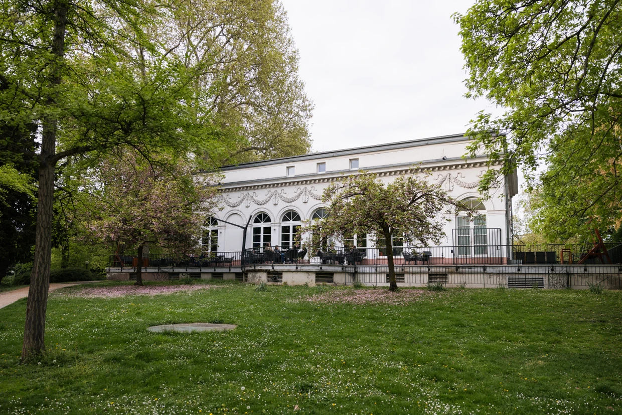 Die Stadtvilla im Bethmannpark hieß 1992 noch „Plastik“, Daldaban hat dort als Jugendlicher Stempel verteilt, während Sven Väth auflegte.