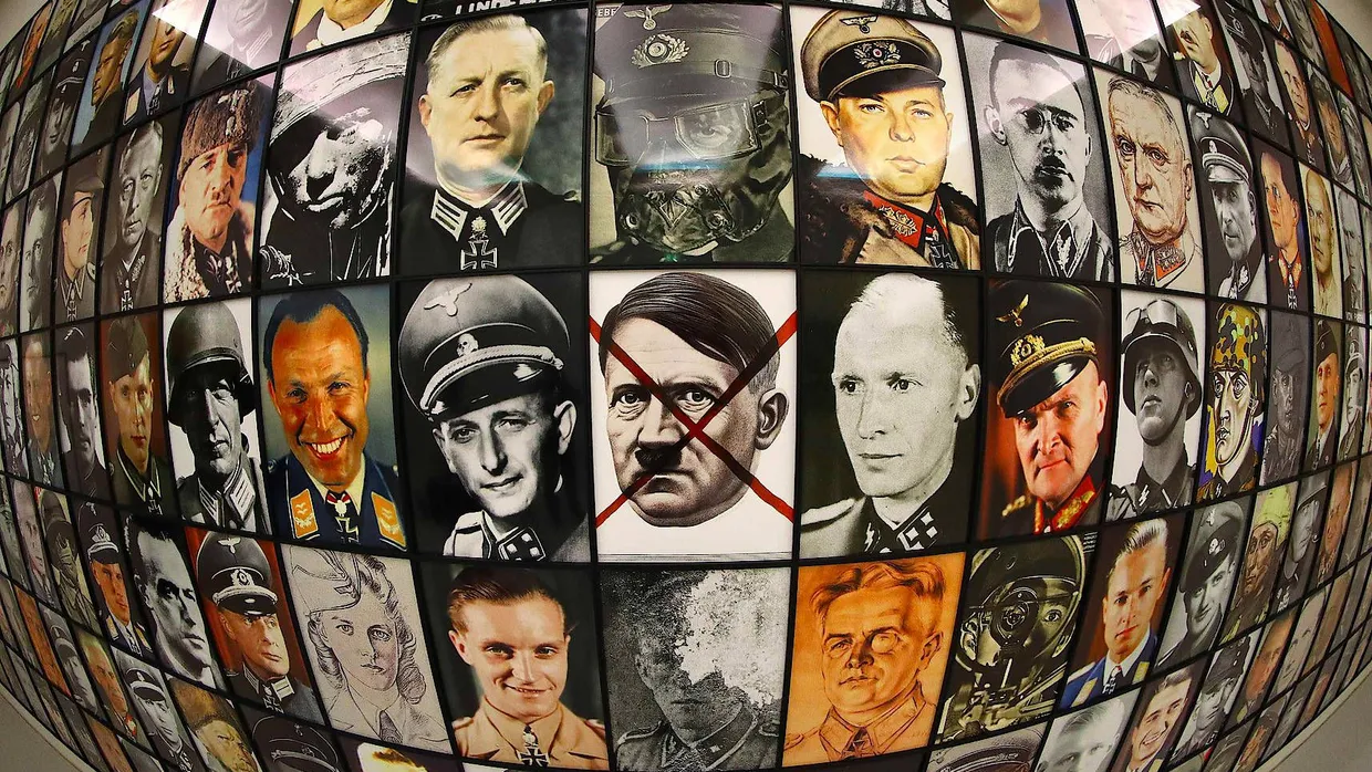 „Real Nazis“ heißt das Kunstwerk von Piotr Uklanski, das in der Neuen Galerie in Kassel anlässlich der Weltkunstausstellung Documenta 14 gezeigt wird.