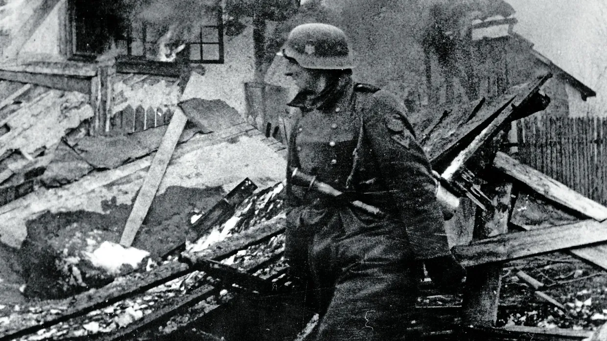 Wer den Zweiten Weltkrieg Krieg in die Ukraine brachte, scheinen heute einige Deutsche vergessen zu wollen. Das während deutscher Rückzugsgefechte im April 1944 entstandene Foto zeigt einen Wehrmachtssoldaten zwischen zerstörten Häusern im westukrainischen Brody. Der nationalsozialistische Kommentator notierte: „Eben tobte hier der Kampf mit eingedrungenen Sowjets. Häuser gingen in Flammen auf, aber jetzt patrouillieren unsere Grenadiere.“