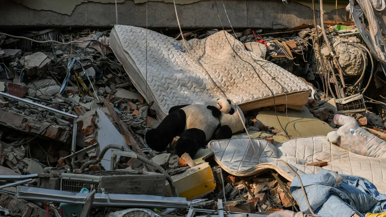 Eine schwangere Frau überlebte die Bergung aus den Trümmern des Gebäudekomplexes Sky Villa Condominium  in Mandalay in Myanmar nicht.