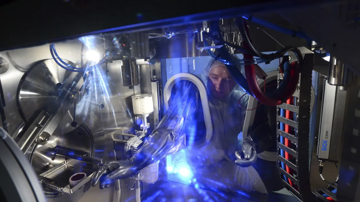 Glasphasen-Kristallzüchtungsanlage: Wissenschaftler Martin Krupinski vom „NaMLab“-Institut entnimmt einen Galliumnitirid-Einkristall.