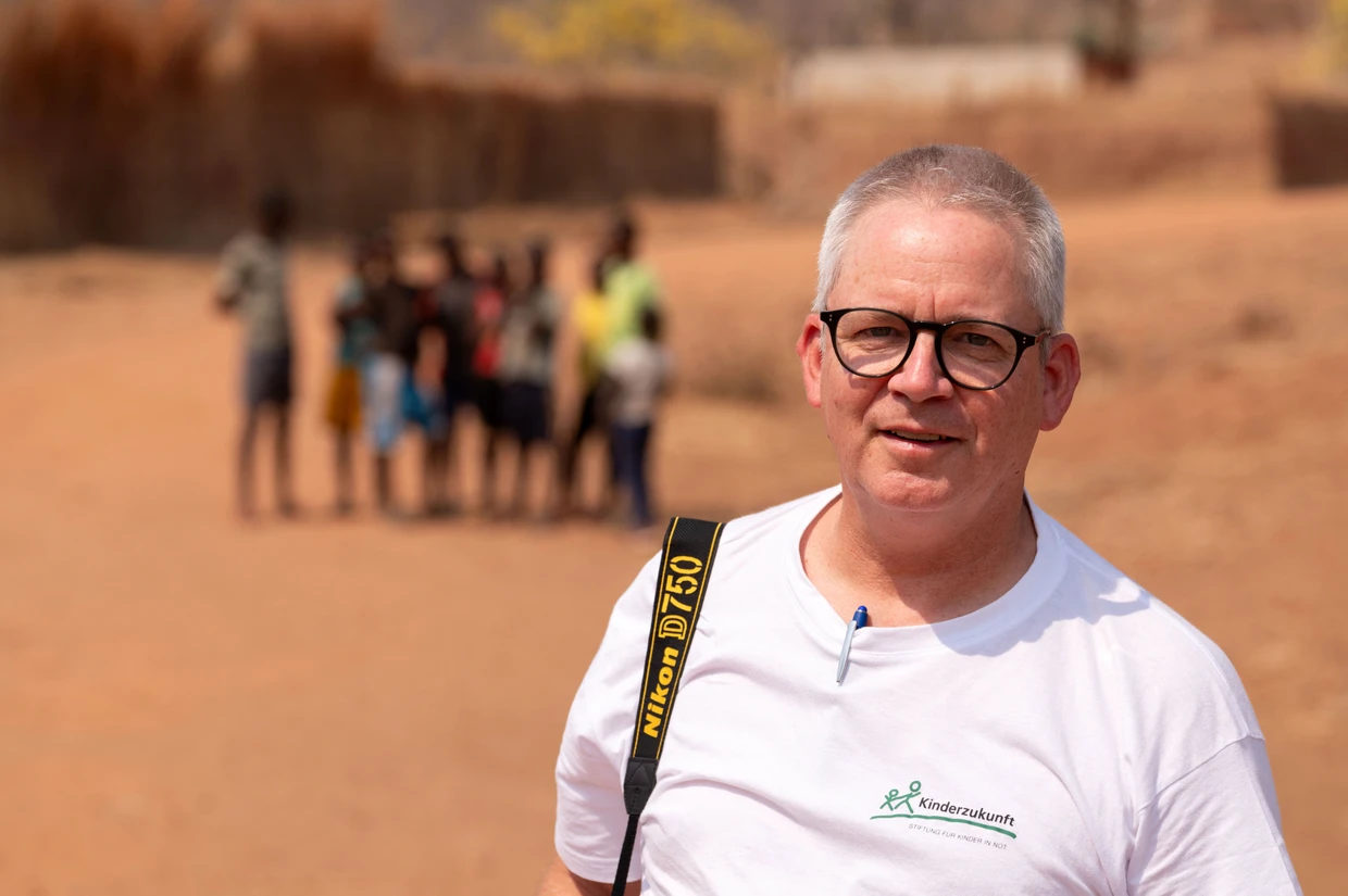 Jahn Fischer, in der Geschäftsleitung der Stiftung Kinderzukunft, beim Besuch der Gemeinde Hachipilika im Süden Sambias