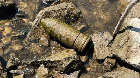 Am Rheinufer: das 30 Zentimeter lange Panzergeschoss