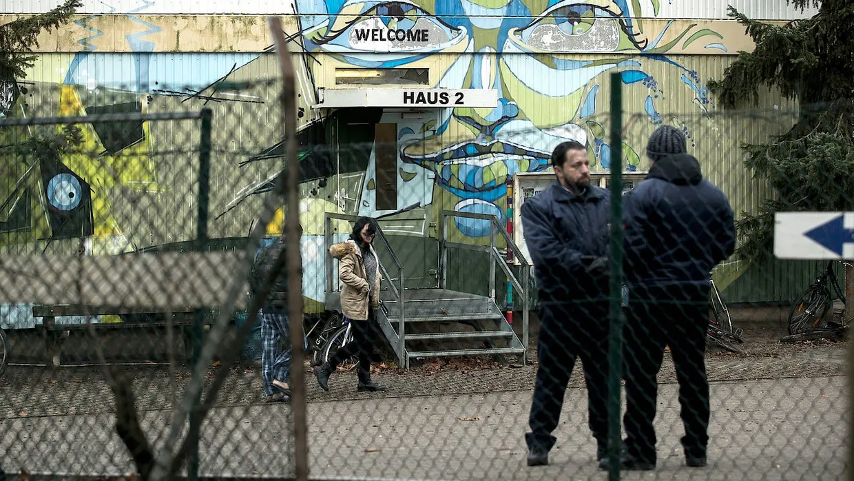 Polizisten vor der Flüchtlingsunterkunft, in welcher der Kontaktmann festgenommen wurde.