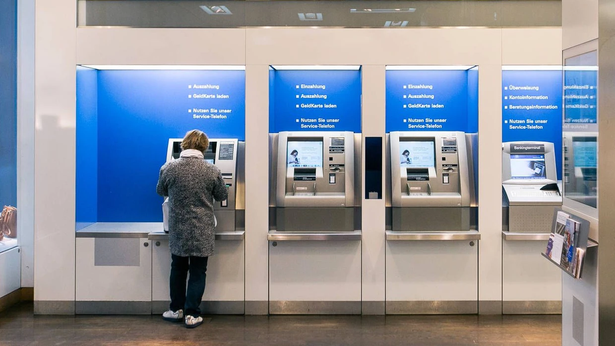 Warum man nun vor Bankautomaten Abstand halten sollte | FAZ