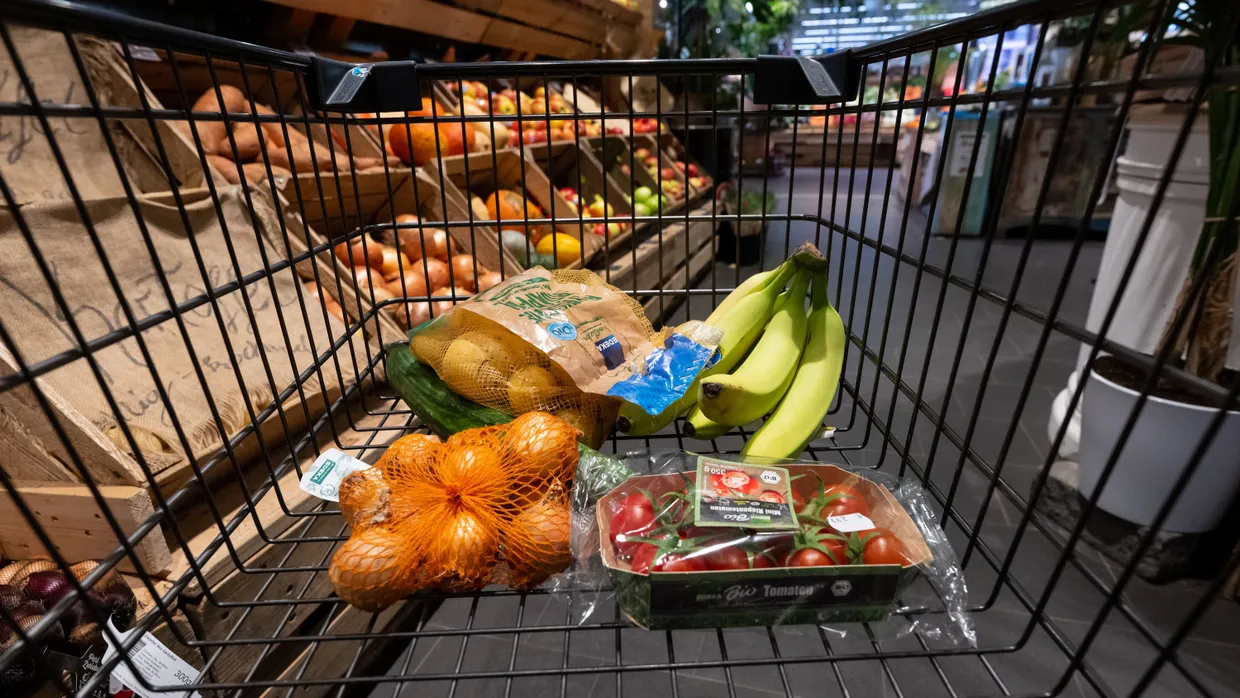 Einkauf könnte teurer werden: Lebensmittel liegen in einem Supermarkt in einem Einkaufswagen.