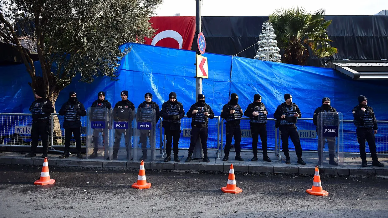 Türkische Polizisten vor dem Nachtklub „Reina“ in Istanbul, auf den am frühen Morgen des Neujahrstages ein Anschlag mit 39 Toten verübt worden war