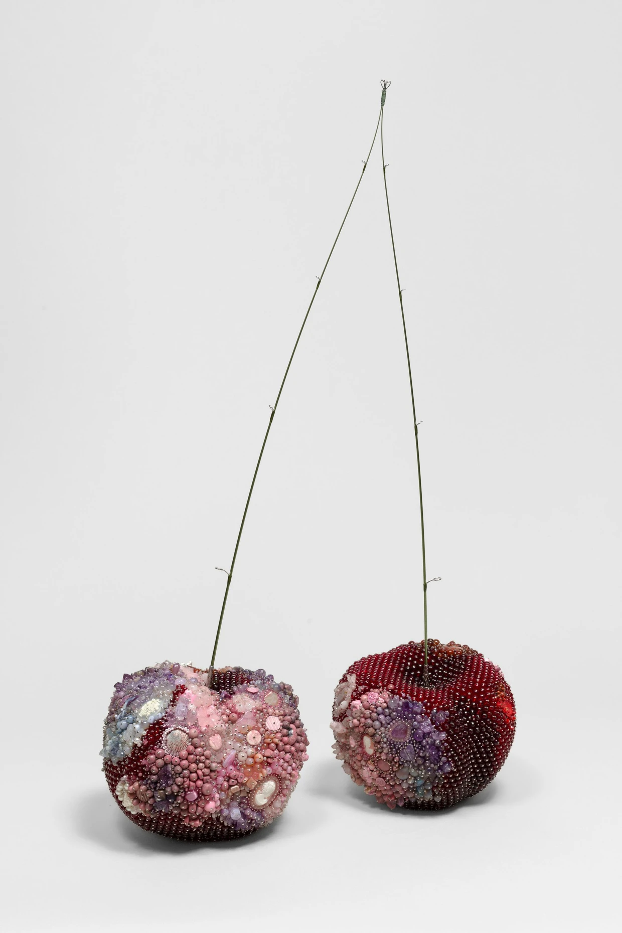 Bei Gagosian: Kathleen Ryan, „Bad Cherries (Princess)“, 2026, aus Halbedelsteinen und Metall, Höhe rund 100 Zentimeter