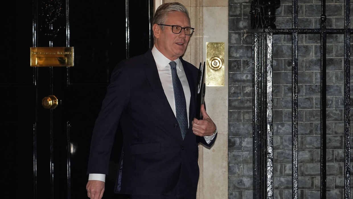 Der britische Premierminister Keir Starmer am Montag beim Verlassen seines Amtssitz in der Downing Street Nr. 10 in London.